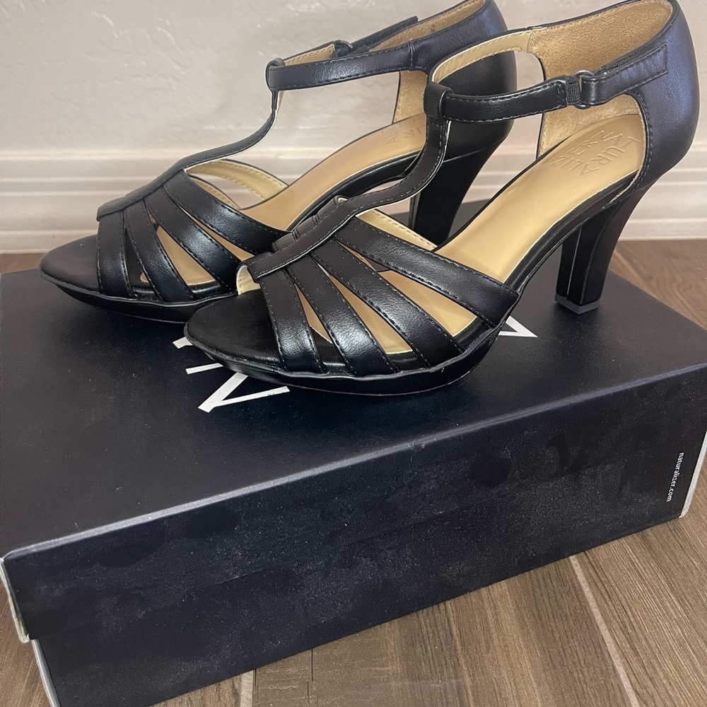 New in box Naturalizer T-Strap Black Leather Heels